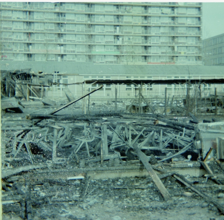 De ruïne na de brand Afgebrande noodgebouwen Christelijke Scholengemeenschap aan de Jan Tooropstraat in Overtoomseveld, ongeveer ter hoogte van waar nu het oude deelraadskantoor staat. Jaar: 1963. 