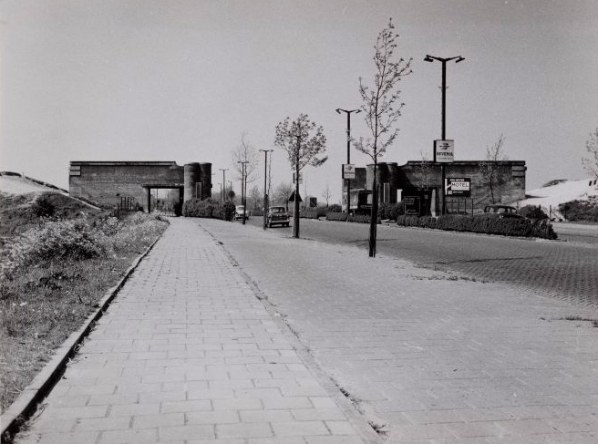 De Sloterweg gezien in westelijke richting naar de Haagseweg. Met de bruggenhoofden van het viaduct in de Ringspoordijk Foto: Beeldbank van het Stadsarchief, fotograaf Rinus Knopper, mei 1959 