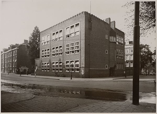 De school Het Smalle Pad aan de Planciusstraat wie, wat, wanneer, waar Foto: Beeldbank van het Stadsarchief van de gemeente Amsterdam, circa september 1941 