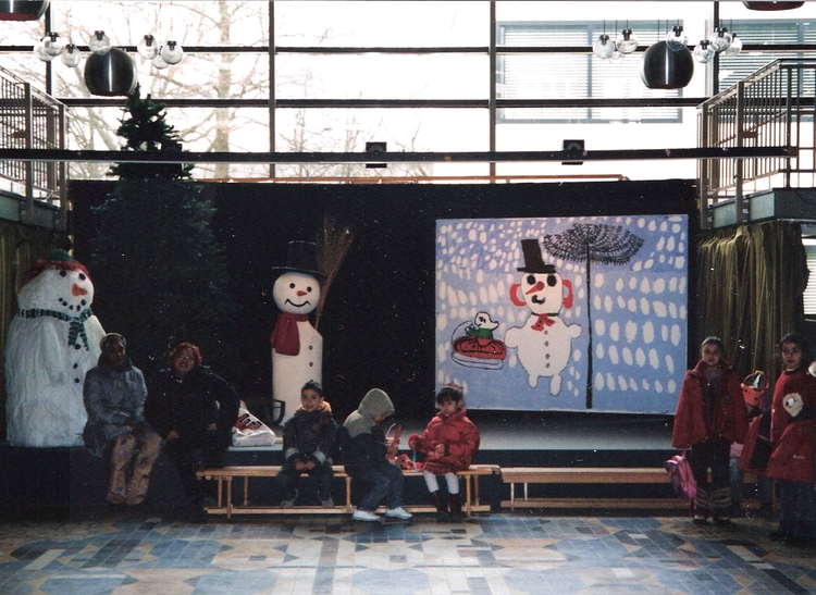  Schooljaar 2003/2004. Winter ... ons podium is door de Ouderraad in winterse sferen gebracht. <br />Door de glazen achterwand is het noodgebouw zichtbaar. 