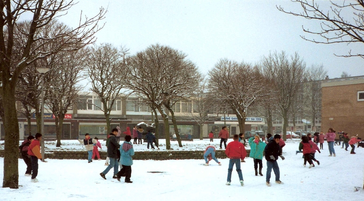 Sneeuwpret op ons schoolplein Foto: Anneke Groothuis, eind november 1993 