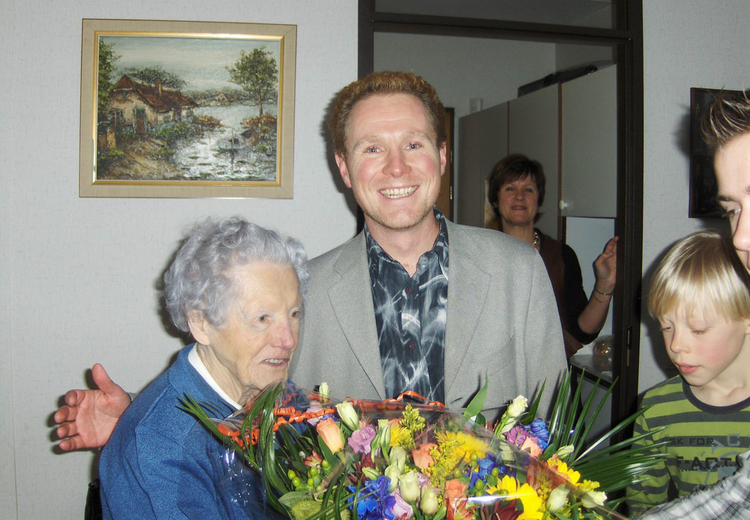 De aardige wethouder op bezoek Tys de Ruyter feliciteert op 5 februari 2008 mevrouw Snoek met haar honderdste verjaardag. Foto: Danny Dumas. 