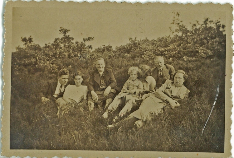 Soestduinen Foto: collectie Fred Fontijn Soestduinen: Familie Van Puffelen (oma, opa, ome Henk en tante Trees, mijn moeder met Betty op schoot) en Fontijn - Foto: collectie Fred Fontijn 