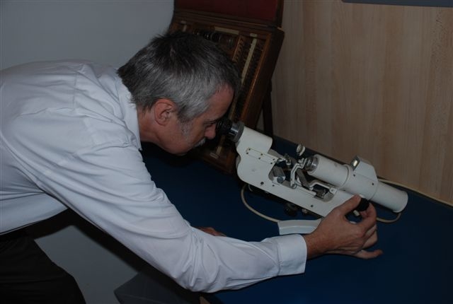 Gijs demonstreert de topsterktemeter Foto: Ruud van Koert, juli 2008 