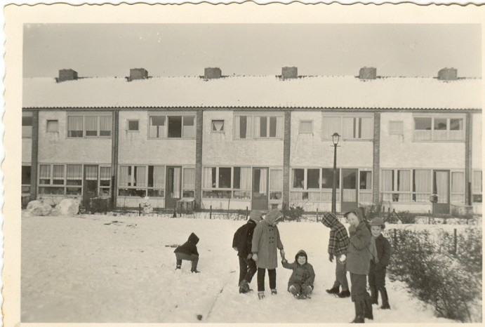 Copy: naam van de afbeelding wie, wat, wanneer, waar Sneeuwpret in ons Eckeharthof (winter 1957/1958)<br /><br />Foto: Anita Florijn 