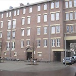 De Speelmanstraat met de geschilderde lateien boven de ramen, rechts de Theodorus Dobbestraat