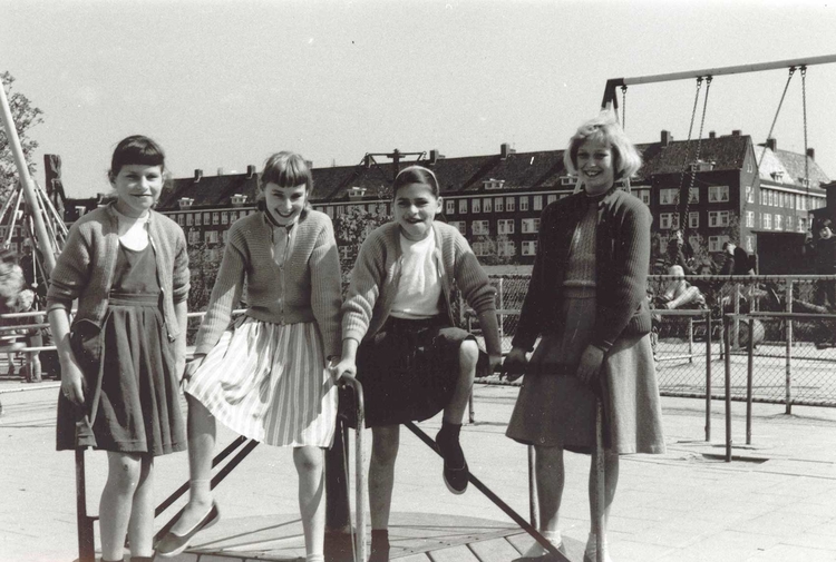 De Speeltuinfoto met Ida Brillemans, Eveline Brillemans, Willy Glas en een nog onbekend meisje Foto: vader van Ger de Lange - Pasen 1958 