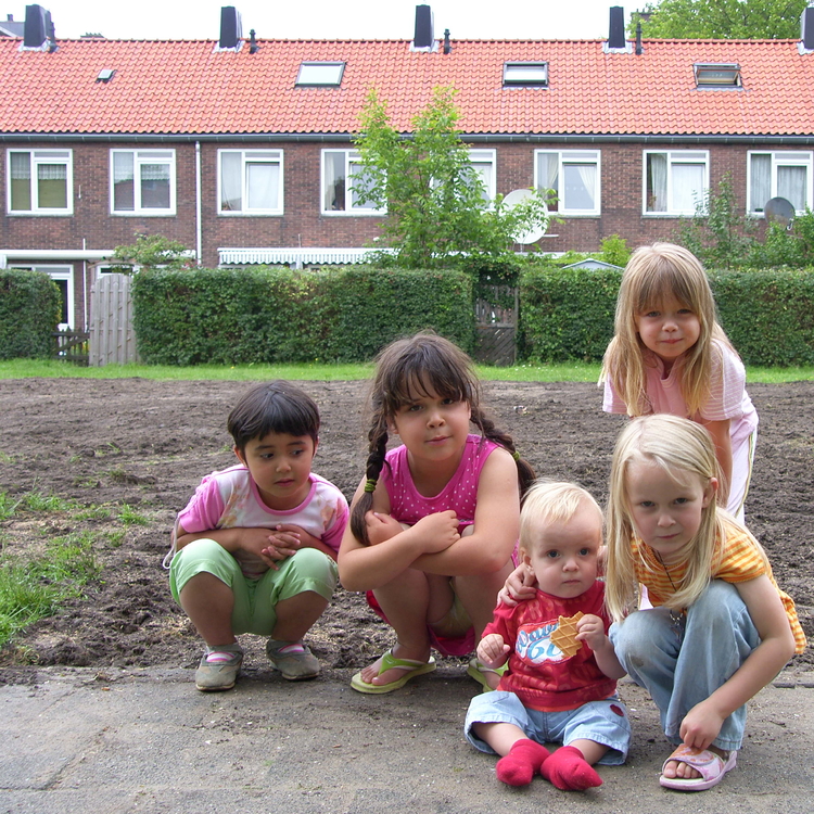 Verdwenen speeltuin Boze, bedroefde buurtkinderen bij de verdwenen speeltuin<br />Foto: Shirley Brandeis, juli 2007 
