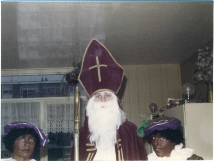 Sinterklaas Neef Ruud Mulder (oprichter van Spargo) kleedt zich om bij Joost thuis in het door zijn moeder gemaakte Sint Nicolaaspak. 