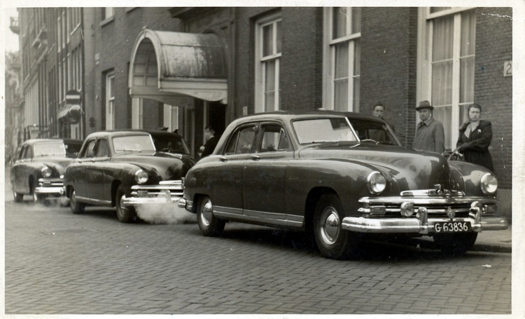 Trouwauto's voor het stadhuis rond 1955 Foto: collectie Hans Neuteboom 