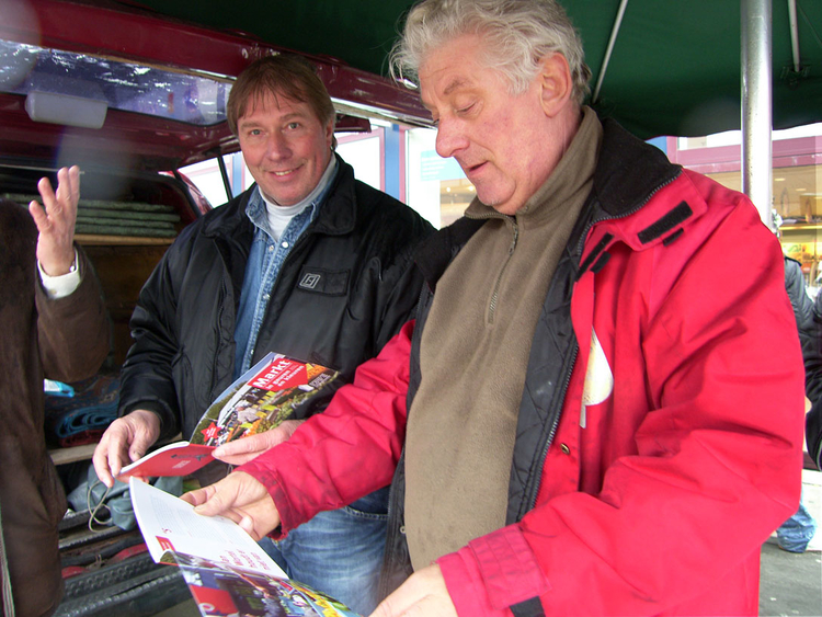 Karel Smit (links) en Jan Wortel bewonderen ‘hun’ boek Foto: Shirley Brandeis, 14 maart 2009 