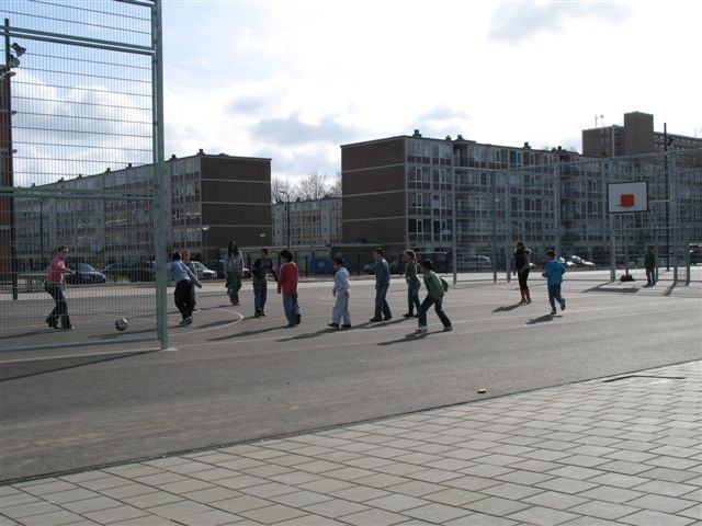 Deze foto is in voorjaar 2007 gemaakt. Het voetbalveld van De Kikker.<br /><br />De huizen die je op de achtergrond ziet staan, worden nu afgebroken. 