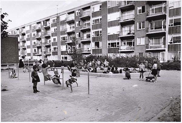Moeders en spelende kinderen op de speelplaats met zandbak en klimrek aan de Van Suchtelen van de Haarestraat Foto: Beeldbank van het Stadsarchief van de gemeente Amsterdam 