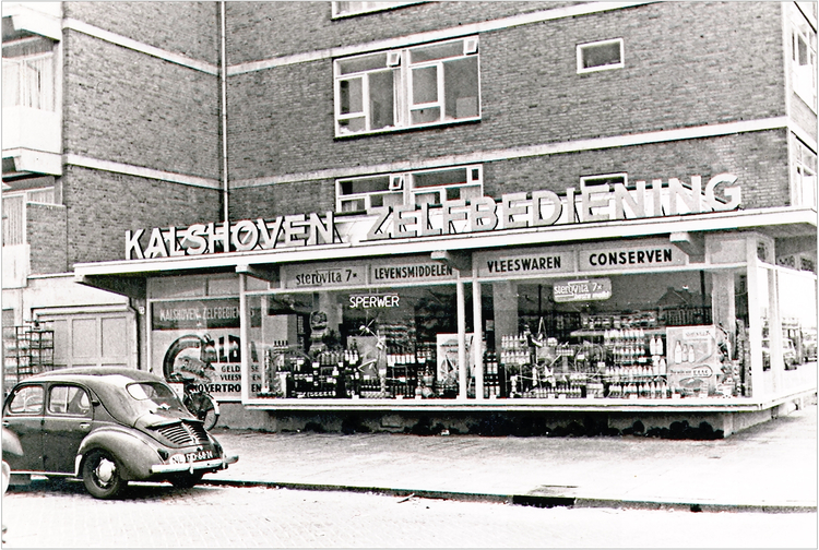 De 'Sperwer', de zelfbedieningswinkel van vader Kalshoven Foto: collectie Dennis Kalshoven, 1960 