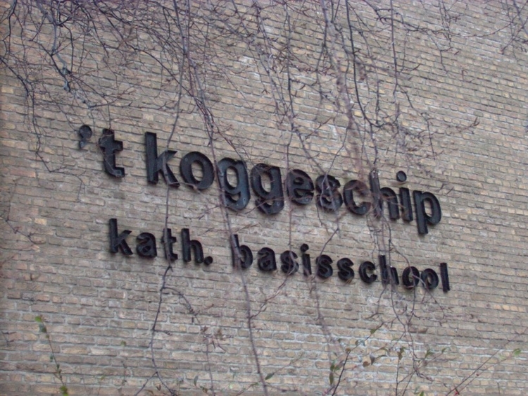 't Koggeschip 't Koggeschip, naam op de oude school (foto: februari 2006) 