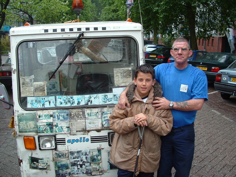 Theo de Buurtverzorger Buurt 2, Slotermeer<br />2 juni 2004 Theo de Buurtverzorger samen met de elfjarige Ahmed Tas, Buurt 2, Slotermeer.<br />2 juni 2004 