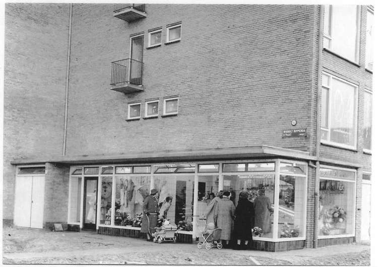 Slager Blommestijn Slager Bolmmestijn op de hoek van de Jeltje Eelsmastraat en de Wigbolt Ripperdastraat. <br />Foto: 1957, collectie: familie Verhoeven 