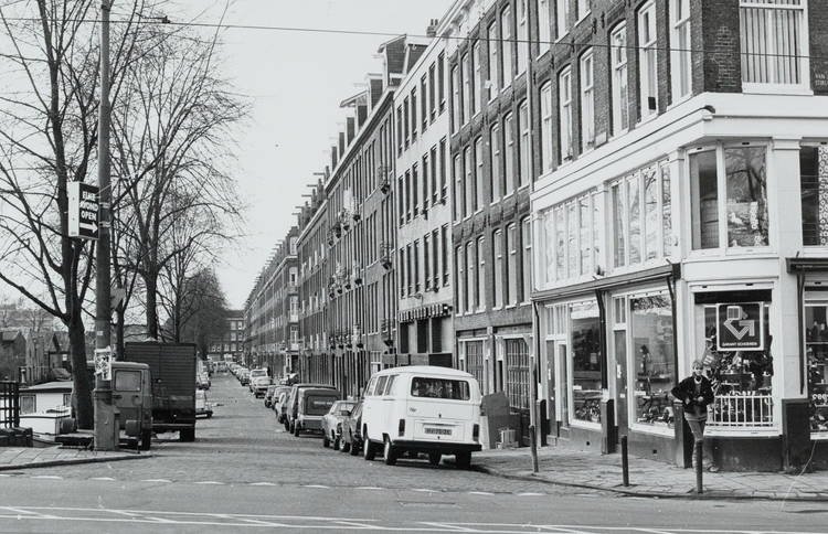 De Wittenkade 86-192. Boven de witte VW-bus is nog te lezen: 'ELKE AVOND OPEN' Foto: Beeldbank van het Stadsarchief, 2 februari 1983 