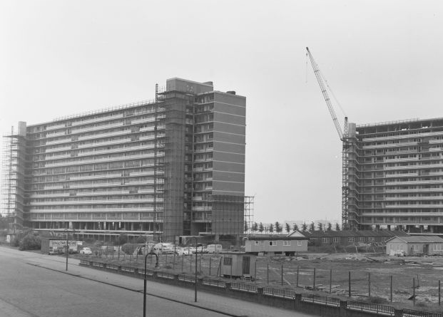 De flat aan de Burgemeester Hogguerstraat in aanbouw Foto: Beeld bank van het Stadsarchief, 4 augustus 1964 