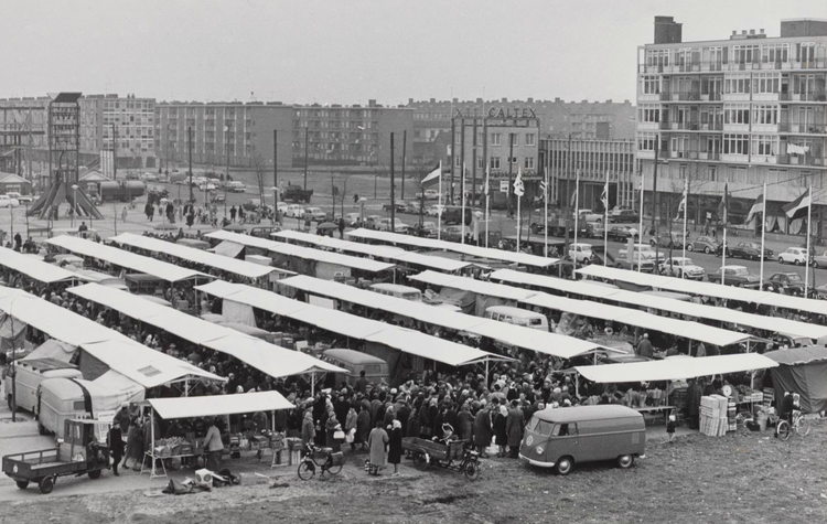 De markt op Plein '40-'45, op de achtergrond het Caltex-tankstation Foto: Beeldbank van het Stadsarchief, niet gedateerd 