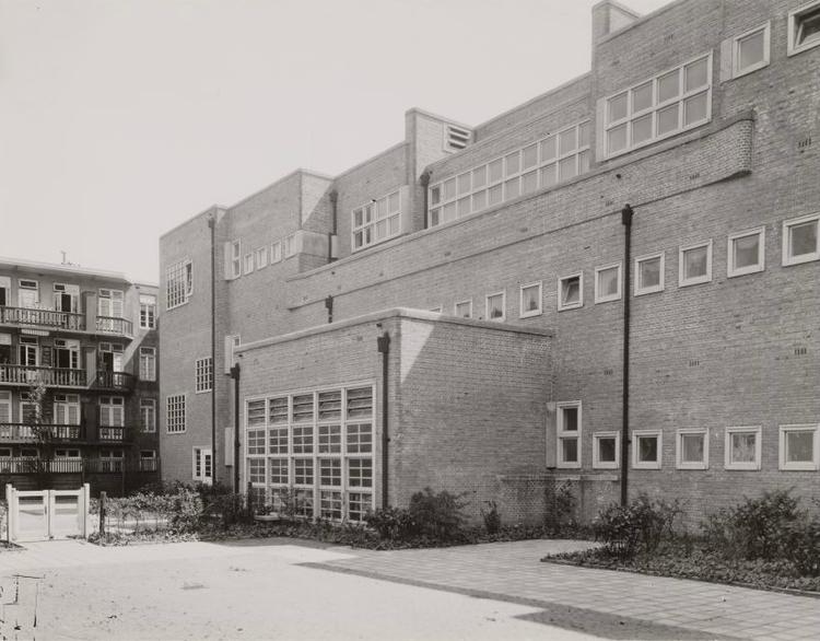 Achterzijde van de twee scholen aan de Balboastraat Foto: Beeldbank van het Stadsarchief 
