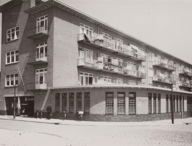 Tijl Uilenspigelstraat hoek Bos en Lommerweg met links de ingang van het postkantoor Foto: Beeldbank van het Stadsarchief van de gemeente Amsterdam, circa 1941 
