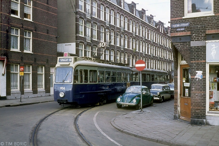 Tram 10 Tram 10 in de J M Kemperstraat, nadert zijn eindpunt in de Van Hallstraat. 
