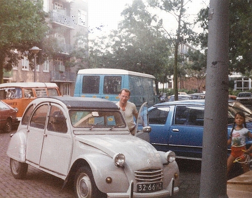 Ton en zijn eend in de Ernest Staesstraat (met op de achtergrond het Ernest Staesplein), 1985 Bron: foto Ton Poot 