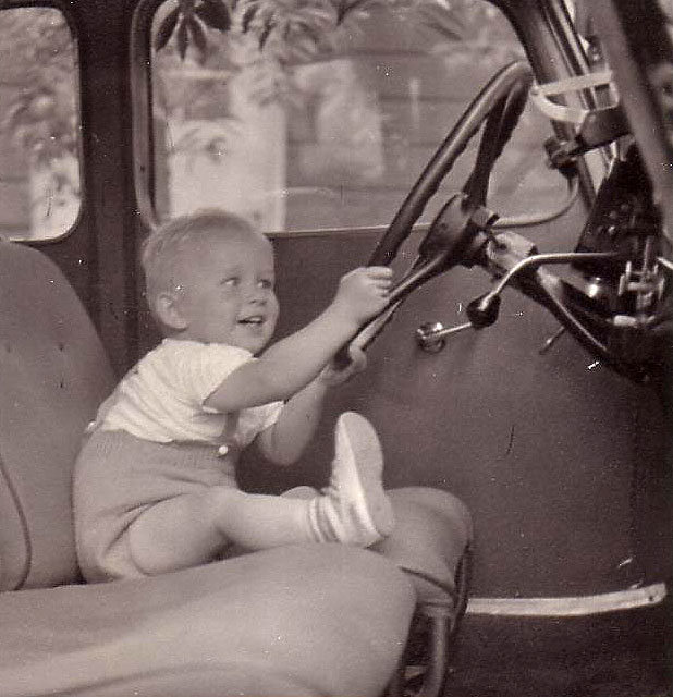  Foto: Collectie Joost van Ingen Joost van Ingen in de Traction Avant van meneer Zevenhuizen in 1952/53 - Foto: Collectie Joost van Ingen 