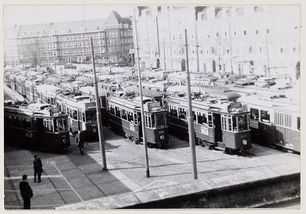 Buitenterrein van de tramremise aan de Havenstraat naast het Haarlemmermeerstation Foto: collectie fotoafdrukken van de Beeldbank van het Stadsarchief van de gemeente Amsterdam 