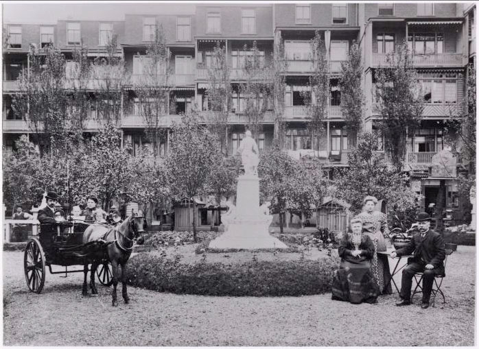 Tuin Nassaukade 51-57A Foto: Beeldbank van het Stadsarchief, circa 1907 