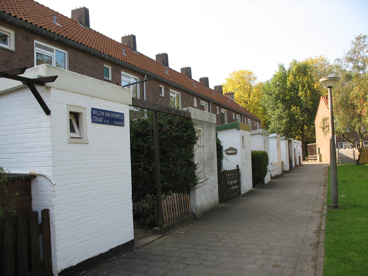  Tussen de fundering van deze huizen aan de Willem van Hembyzestraat was ik kind-bouwvakker.<br />Foto: Elbert van Duijkeren, oktober 2007 