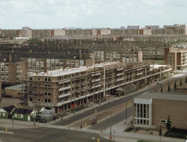 De flats van Tussenmeer in aanbouw, met rechtsonder de Nederlands Hervormde kerk De Uitweg Deel van een foto van de Beeldbank van het Stadsarchief van de gemeente Amsterdam. 
