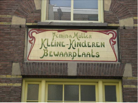 Een voorbeeld van een goede benaming voor wat nu ‘crèche’ heet. De eerste bewaarplaats van deze aard te Amsterdam, in 1872 door particulier initiatief tot stand gekomen wie, wat, waar, wanneer Foto: Jan Wiebenga, 22 september 2010 
