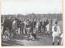 Op het voorterrein van het Ajax-stadion werd op zaterdagochtenden gevoetbald door tientallen jongens die hoopten door hun spel in de zo roemrijke Amsterdamse club te komen. Zoals op deze foto van 16 april 1967, onder het oplettend oog van Johan Cruijf Foto: Spaarnestad Photo 