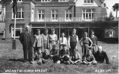De 6e klas van de St. Gregoriusschool uit de Van Beuningenstraat voor het Jan Willem Roskamhuis te Renkum, circa 1955. Met geheel rechts zittend mr. Jansen, daarnaast ikzelf, naast mij van de Hengel, dan zittend als 5e van rechts Koning? Staand geheel rec Foto: collectie Jan Wiebenga. 