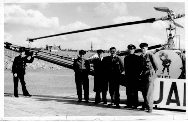 Trots poseren bij de helikopter Foto: collectie Piet Zegstroo 