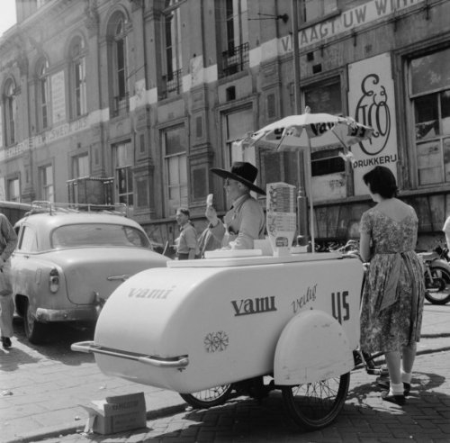 VAMI-ijskar op het Waterlooplein, 1961. Bron: beeldbank Stadsarchief Amsterdam 