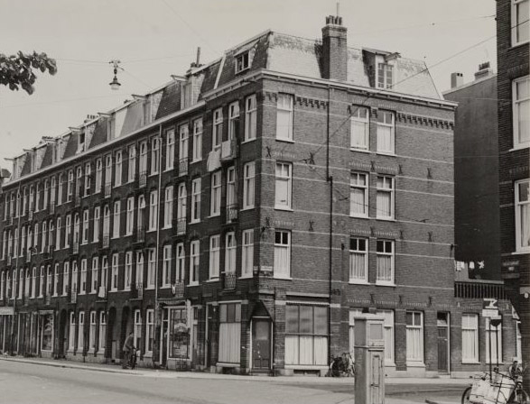 Uiterst rechts (nog net zichtbaar) het hoekhuis Van Hallstraat 25. Met de rails en de bovenleiding in de bocht vanuit de Joan Melchior Kemperstraat Foto: Beeldbank van het Stadsarchief, circa mei 1952 