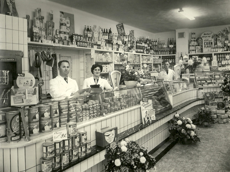 De “VeGe” Zuivel en Kruidenierswarenwinkel op de hoek van de Louis Couperusstraat en de Frederik van Eedenstraat Foto: uit 1955; van de familie Van Laar 