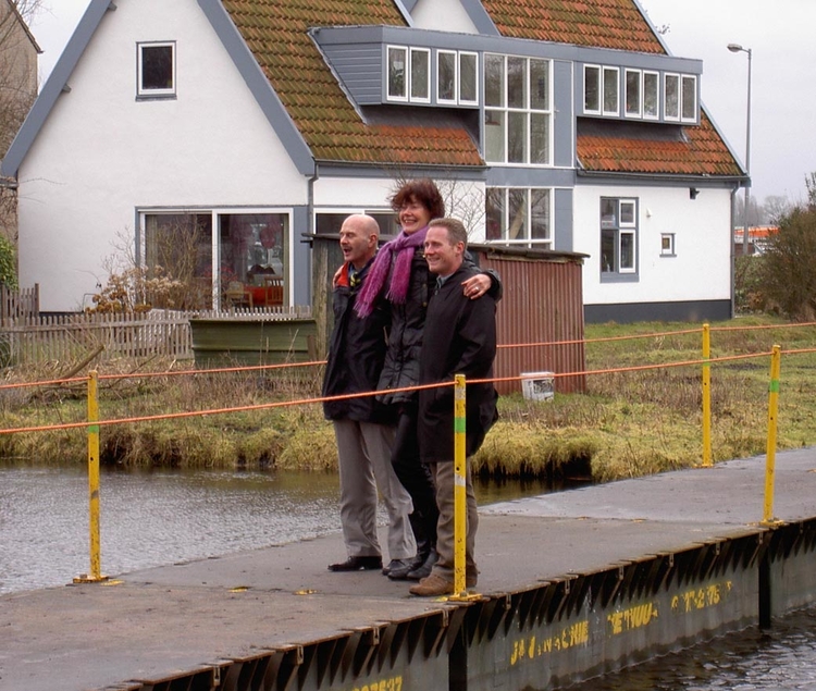 Kees Steenman, Marijke Vos en Tys de Ruijter op de pontonbrug in de Osdorpervaart op de grens tussen Geuzenveld en Osdorp wie, wat, wanneer, waar Foto: Jan van Zijp, 26 februari 2010 