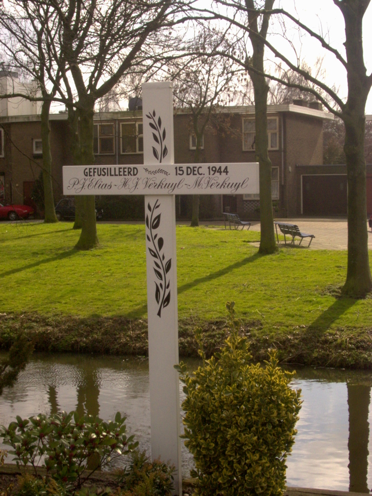 Witte kruis Oorlogsmonument aan de Haarlemmerweg 