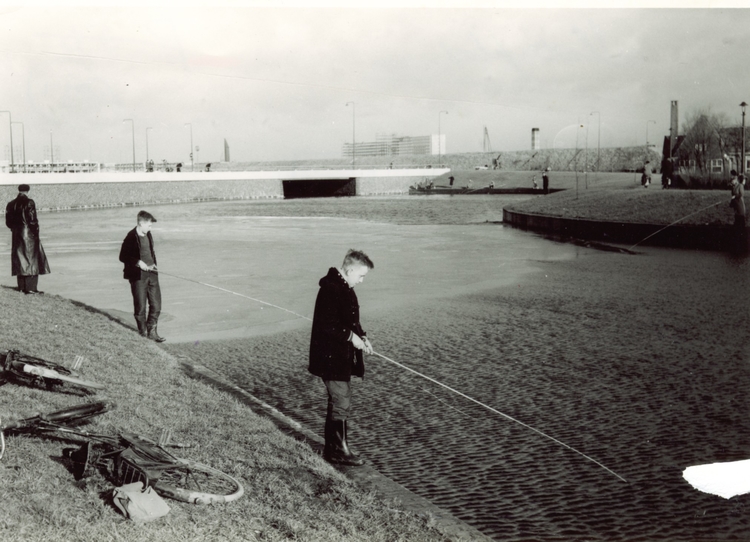 Sloterplas - vissende jongens Vissende jongens aan de Sloterplas, 29 januari 1959 