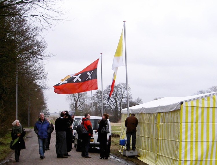 De feesttent was makkelijk te vinden door de strak staande vlaggen wie, wat, wanneer, waar Foto: Jan van Zijp, 26 februari 2010 