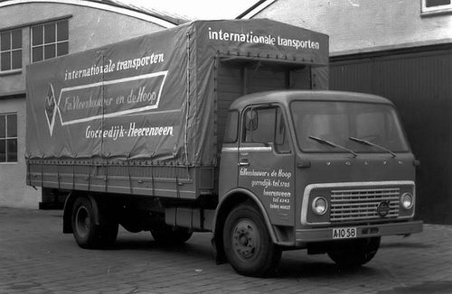Vleeshouwer transport; met een soortgelijke vrachtauto verhuisde het gezin Staphorsius naar Nieuw-West Bron: hans Staphorsius 