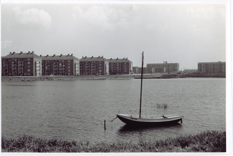 Sloterplas - Vlet Vlet in de Sloterplas, 29 mei 1958. Wie weet welke straat langs de huizenblokken op de achtergrond loopt? 