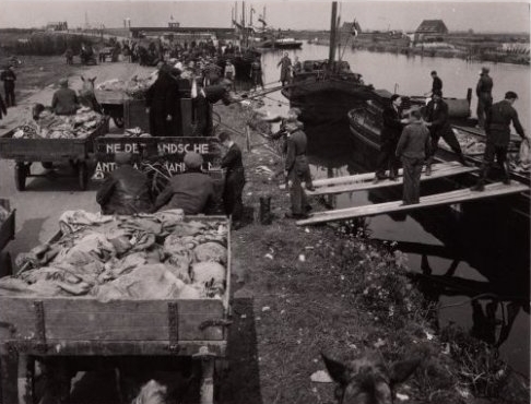 Voedseldropping, het vervoer van de zakken met voedsel, 4 mei 1945. Bron: beeldbank Stadsarchief Amsterdam 
