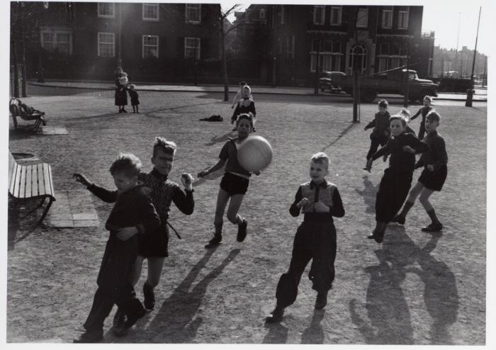 Voetballende jongens Ongelokaliseerd. datering: 05.03.1957 Gemeentearchief: collectie: Oppenheim, G.L.W. (fotograaf) G.L.W. Oppenheim, auteursrecht: M Oppenheim 