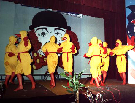 Carnaval met de hilarische Vogeltjesdans.<br />Foto: collectie To van Zijl 