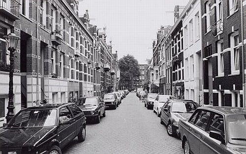 Vondelkerkstraat, rechts: 1 t/m 15 (v.l.n.r.); links: nrs. 4 t/m 20 (v.r.n.l.); aan het eind is kruising Overtoom Bron: beeldbank Stadsarchief Amsterdam 